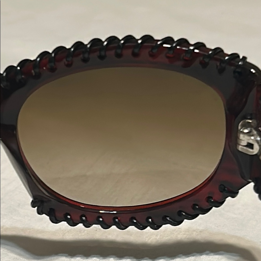 Burberry Stylish Sunglasses - Picture 4 of 11